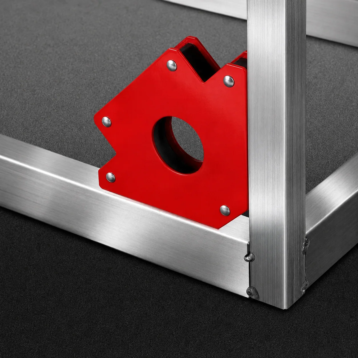 Magnetic welding square holding a steel corner