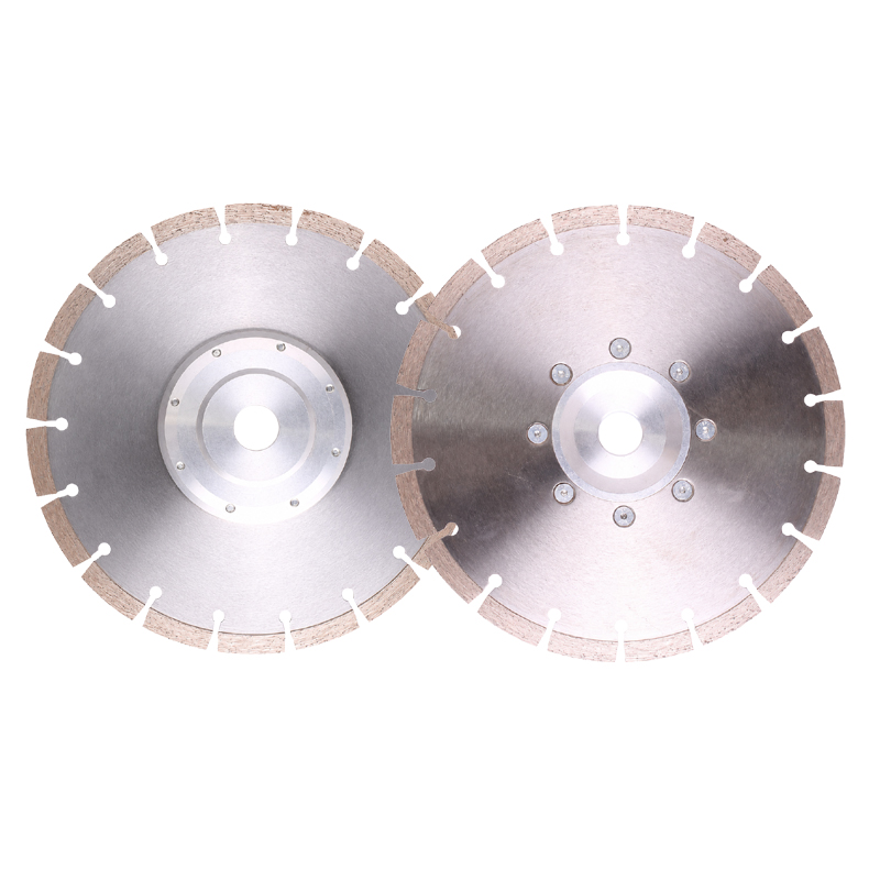 Segmented diamond saw blade