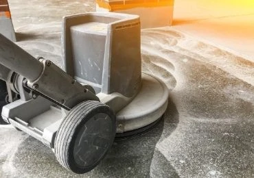 Máquina de desbaste de suelo trabajando sobre hormigón
