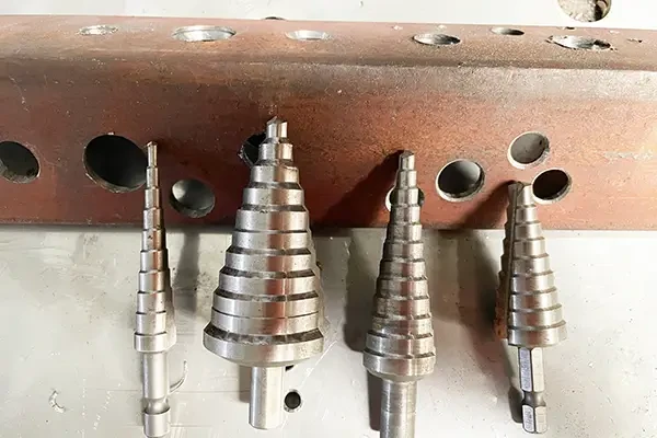 Brocas de distintos perfiles junto a una chapa perforada
